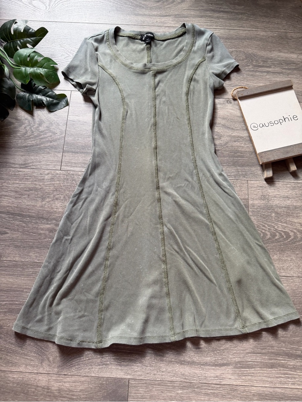 Art Class Distressed Heathered Olive Green Short Sleeve Skater Dress. Size M 8